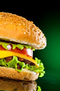 lezzetli ve iştah açıcı hamburger üzerinde koyu yeşil