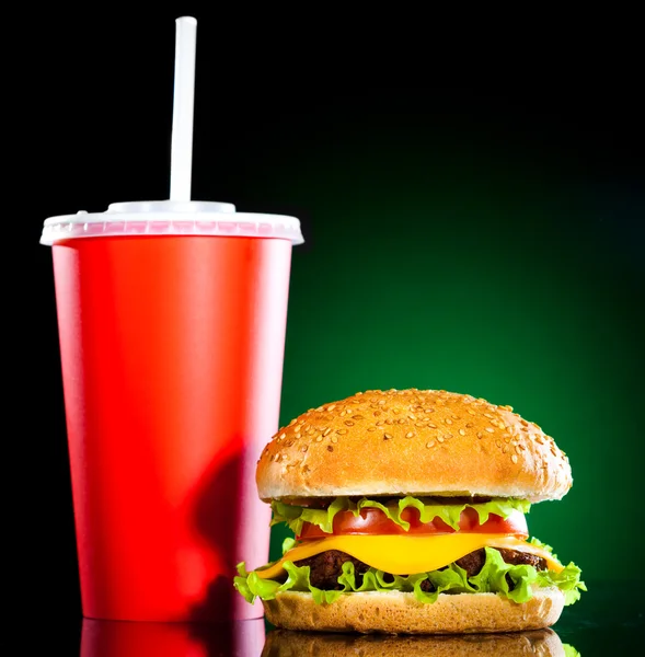 Chutné Chutný Hamburger Temně Zeleném Pozadí — Stock fotografie