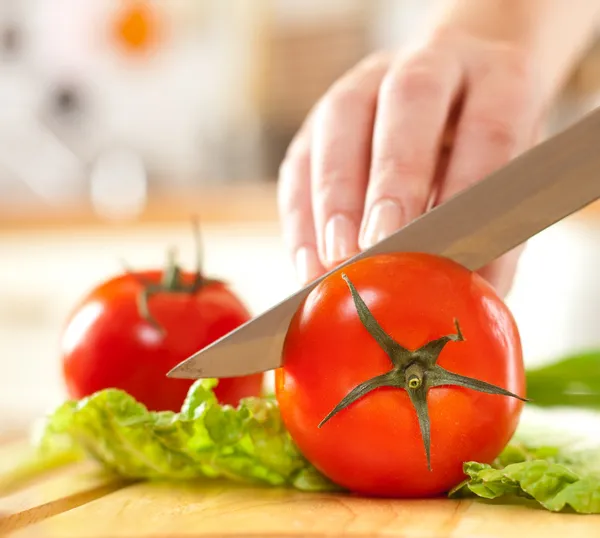 Frauenhände schneiden Gemüse — Stockfoto