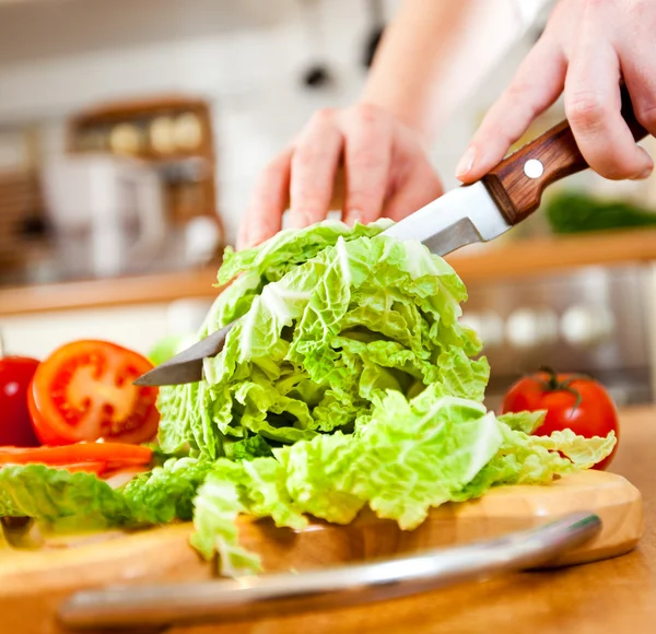 Ženské ruce řezání zeleniny — Stock fotografie