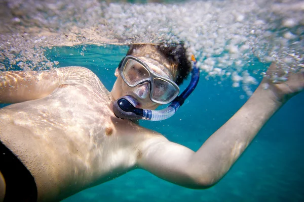紅海をシュノーケ リング海の中の少年 — ストック写真