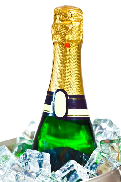 Isolierte Champagnerflasche im Eis — Stockfoto