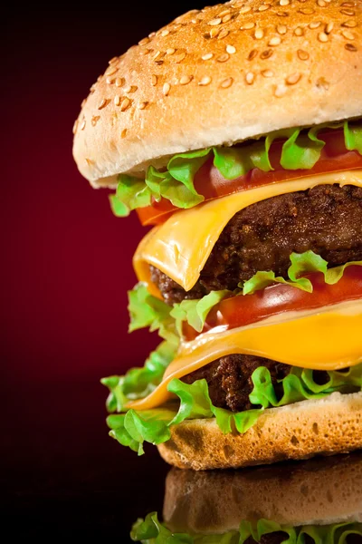 Smakelijke en smakelijk hamburger op een darkly roodüzerinde koyu kırmızı lezzetli ve iştah açıcı hamburger — Stok fotoğraf