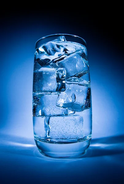 Bicchiere d'acqua con ghiaccio — Foto Stock