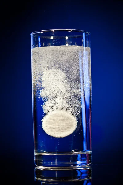 Tabletkę w szklance wody — Zdjęcie stockowe