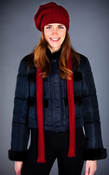 어둠 속에 겨울 모자에 있는 젊은 여자의 초상화 — 스톡 사진