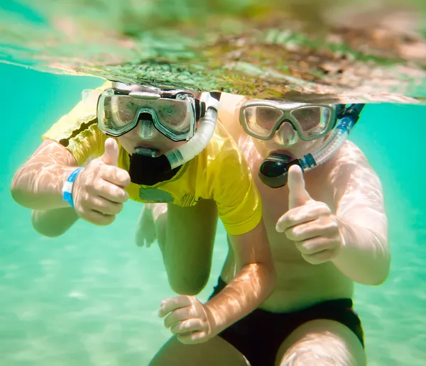 Twee Kinderen Onder Water Maskers — Stockfoto
