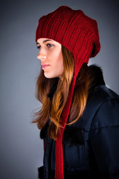 暗闇の中で防寒帽の若い女の子の肖像画 — ストック写真