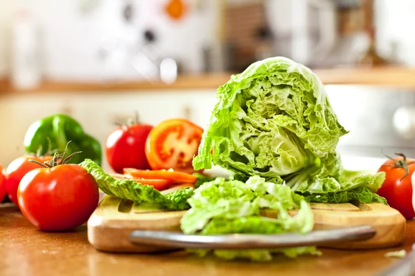 Gemüse Lag Auf Tisch Gegen Küche — Stockfoto
