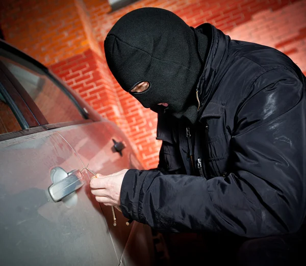 Hırsız maskeli soyguncu ve hijacks araba — Stok fotoğraf
