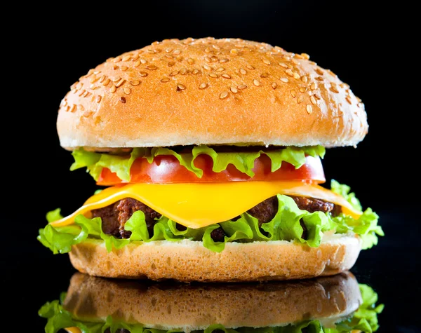 Chutné a chutný hamburger na tmavý — Stock fotografie