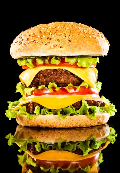 Hamburger savoureux et appétissant sur un sombre — Photo