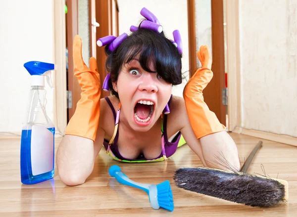 Gospodyni myje podłogi — Zdjęcie stockowe