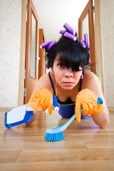 Домохозяйка моет пол — стоковое фото