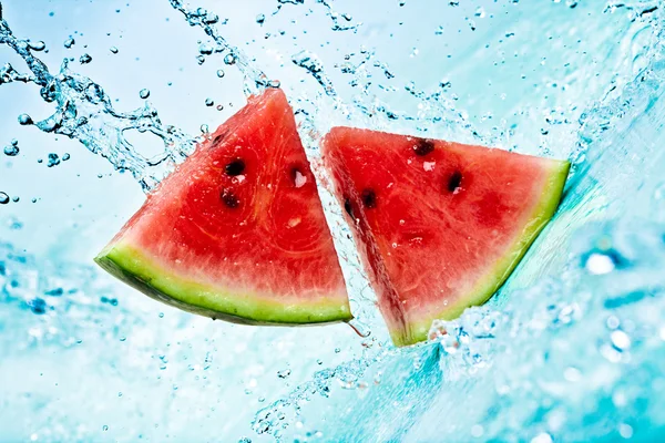 Vattenmelon och vatten — Stockfoto