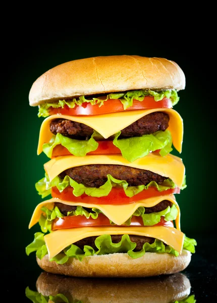 Smaczny hamburger i frytki na ciemny — Zdjęcie stockowe