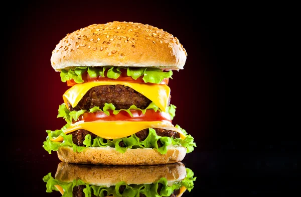 Smakelijke en smakelijk hamburger op een darkly roodüzerinde koyu kırmızı lezzetli ve iştah açıcı hamburger — Stockfoto