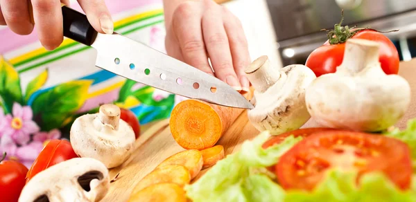 Le mani della donna che tagliano verdure — Foto Stock