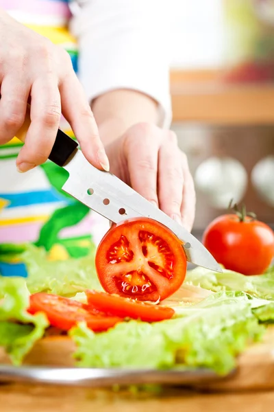 Las manos de mujer cortando verduras —  Fotos de Stock