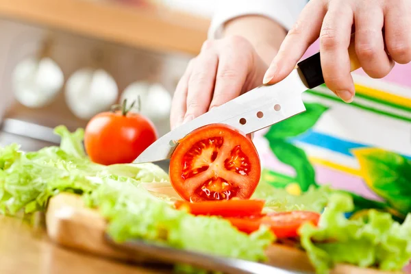 Vrouw handen snijden groenten — Stockfoto
