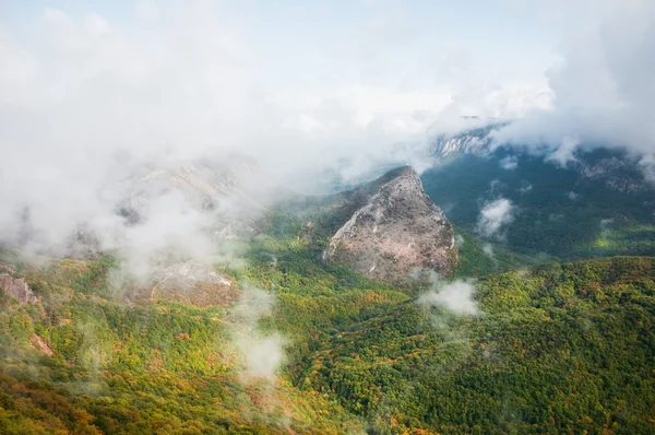 산 과 구름으로 이루어진 풍경 — 스톡 사진