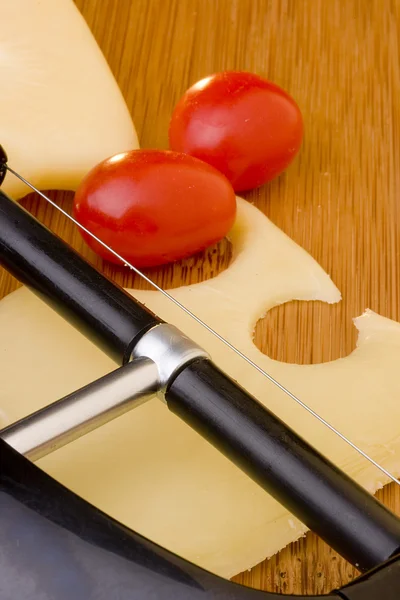 Сырный ломтик и красный помидор — стоковое фото