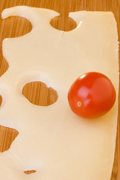 Rebanada de queso y tomate rojo —  Fotos de Stock
