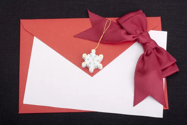 Carta Congratulações Com Envelope Vermelho Uma Fita Escarlate — Fotografia de Stock
