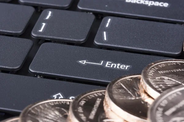 键盘笔记本电脑与面值 美元的硬币 — 图库照片