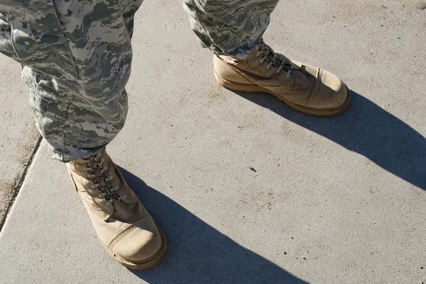 Στρατιώτης Παντελόνι Καμουφλάζ Και Στρατιωτικές Μπότες — Φωτογραφία Αρχείου