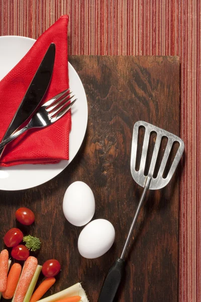 卵と野菜と台所のテーブルの上のキッチン アイテム — ストック写真