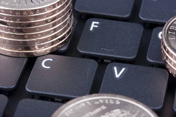 달러의 명칭에 동전과 키보드 노트북 — 스톡 사진