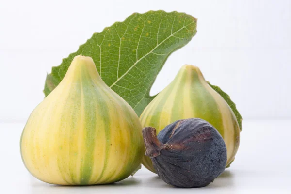 Rijpe Vruchten Van Een Fig Een Wit Oppervlak — Stockfoto