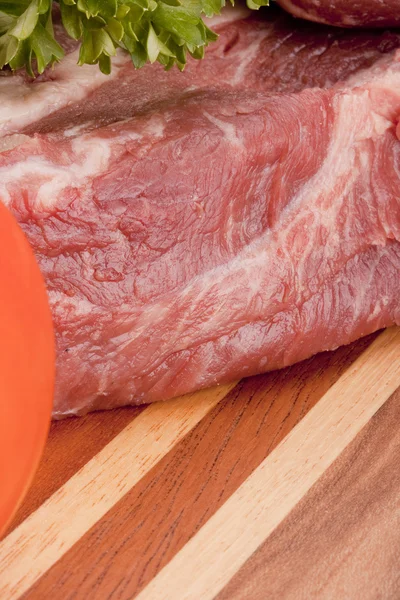 Kawałek Surowego Mięsa Wielowarstwowe Kuchnia Drewniana Deska Krojenia — Zdjęcie stockowe