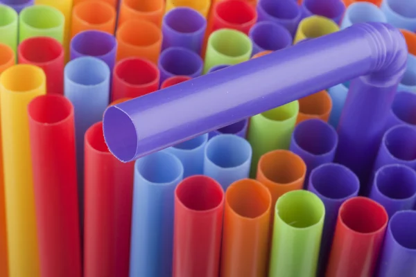バック グラウンドで異なる色のプラスチック製のチューブ — ストック写真