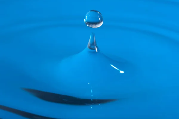 Gotas Água Caindo Superfície Água Seguidas Pelas Ondulações — Fotografia de Stock