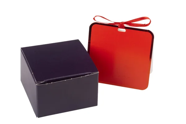 お祝いカードを使って暗くすみれ色 青紫色のギフト用の箱 — ストック写真