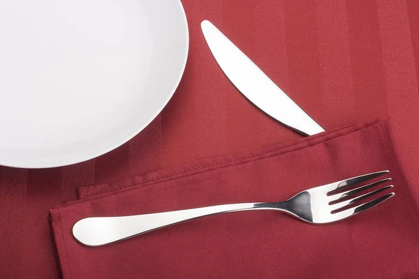 ナイフおよびフォークを食堂のサービングとしてナプキン — ストック写真