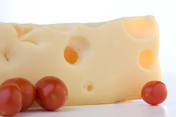 Švýcarský Sýr Plátek Rajčaty Bílém Pozadí — Stock fotografie
