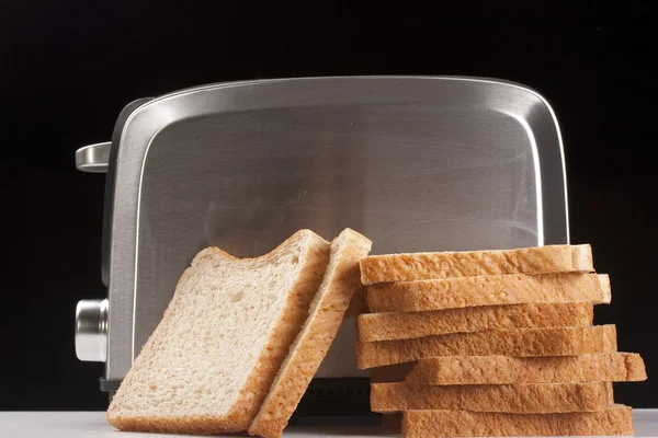 一个烤面包机和一个特别吐司面包 — 图库照片
