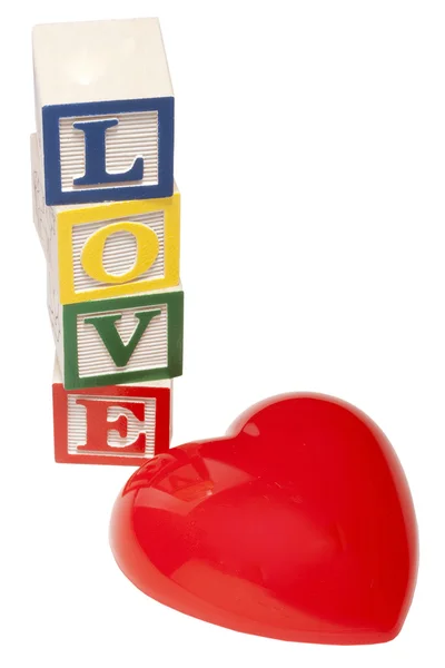Červené Srdce Vedle Písmeno Bloky Zpřesňující Lásku Bílém Pozadí Přidat — Stock fotografie