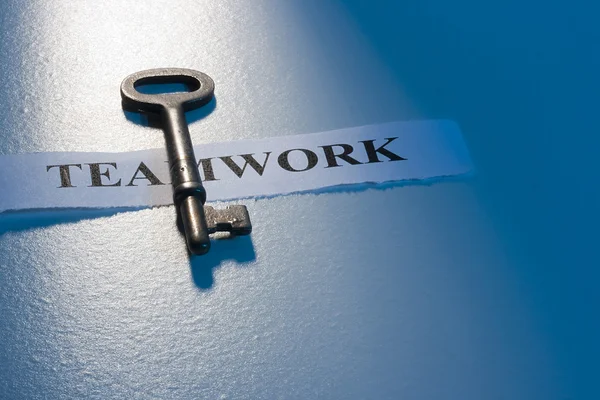 Een Sleutel Tot Een Stuk Papier Met Het Woord Teamwork — Stockfoto