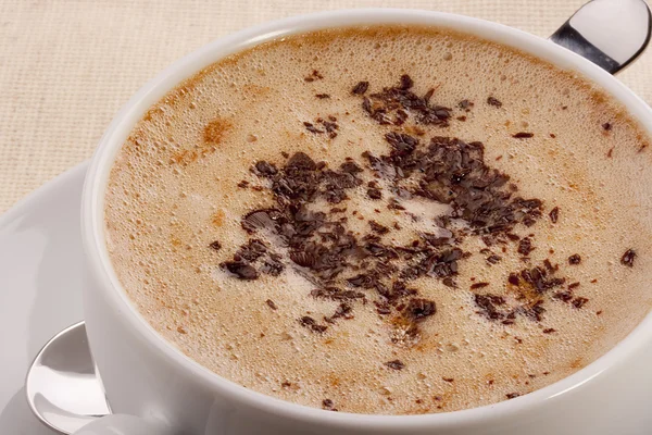 Cappuccino Uma Xícara Cerâmica Branca Com Pires Uma Colher — Fotografia de Stock