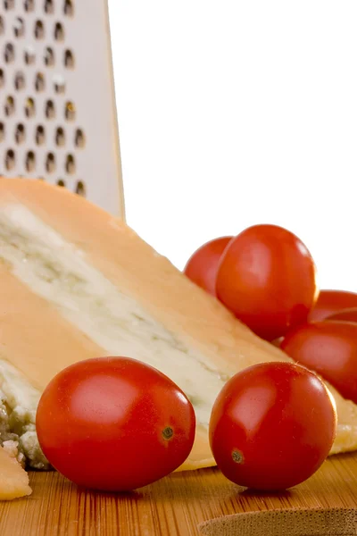 告士打道与蓝色的奶酪和番茄 — 图库照片