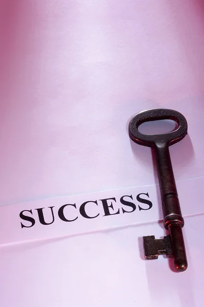 Ein Schlüssel Auf Einem Blatt Papier Mit Dem Wort Erfolg — Stockfoto
