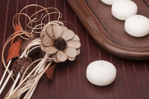 带香味的蜡烛和筷子的装饰表格上 用于芳香疗法 Spa 美容院和健康医学 — 图库照片