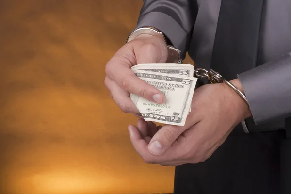 Σύλληψη Χέρια Του Ανθρώπου Κινηματογραφήσεων Πρώτο Πλάνο Χρήματα Στις Χειροπέδες — Φωτογραφία Αρχείου