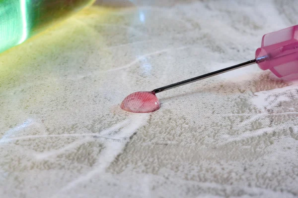 Pink Liquid Spill Medical Syringe — Stock Photo, Image