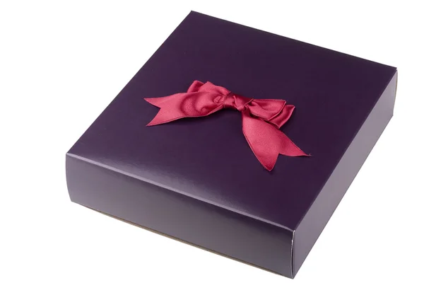ギフト 白い背景に暗い紫色の段ボール包装 — ストック写真
