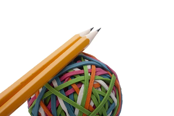 橡胶圈的不同的颜色组合而成 很容易存储在一个碗中办公室铅笔 — 图库照片